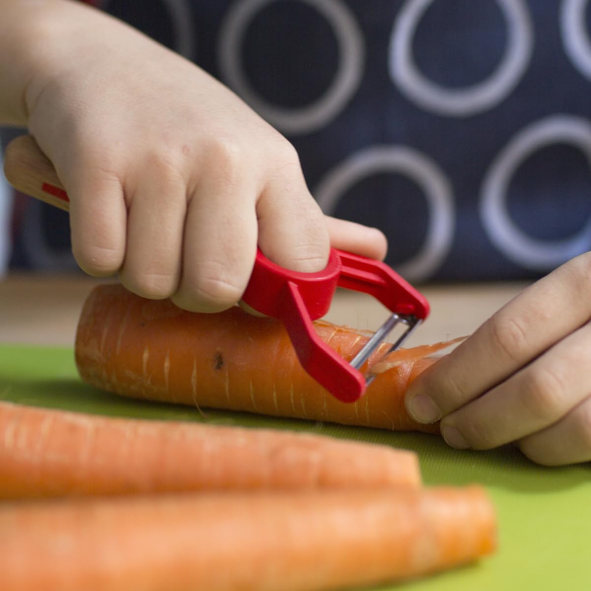 opinel-le-petit-chef-peeler-for-children-montessori-kitchen-tool-made-in-france image 6