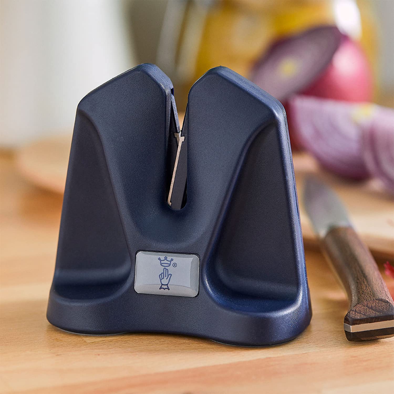 opinel-manual-knife-sharpener-compact-portable-self-adjusting-carbide-sharpener- image 3