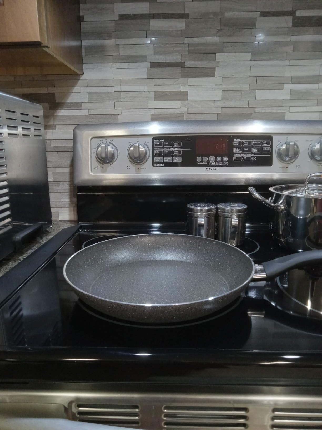 Good pan, but handle gets warm