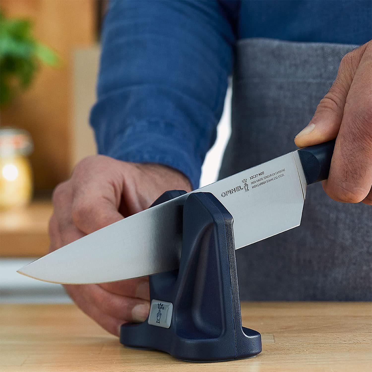 opinel-manual-knife-sharpener-compact-portable-self-adjusting-carbide-sharpener- image 6