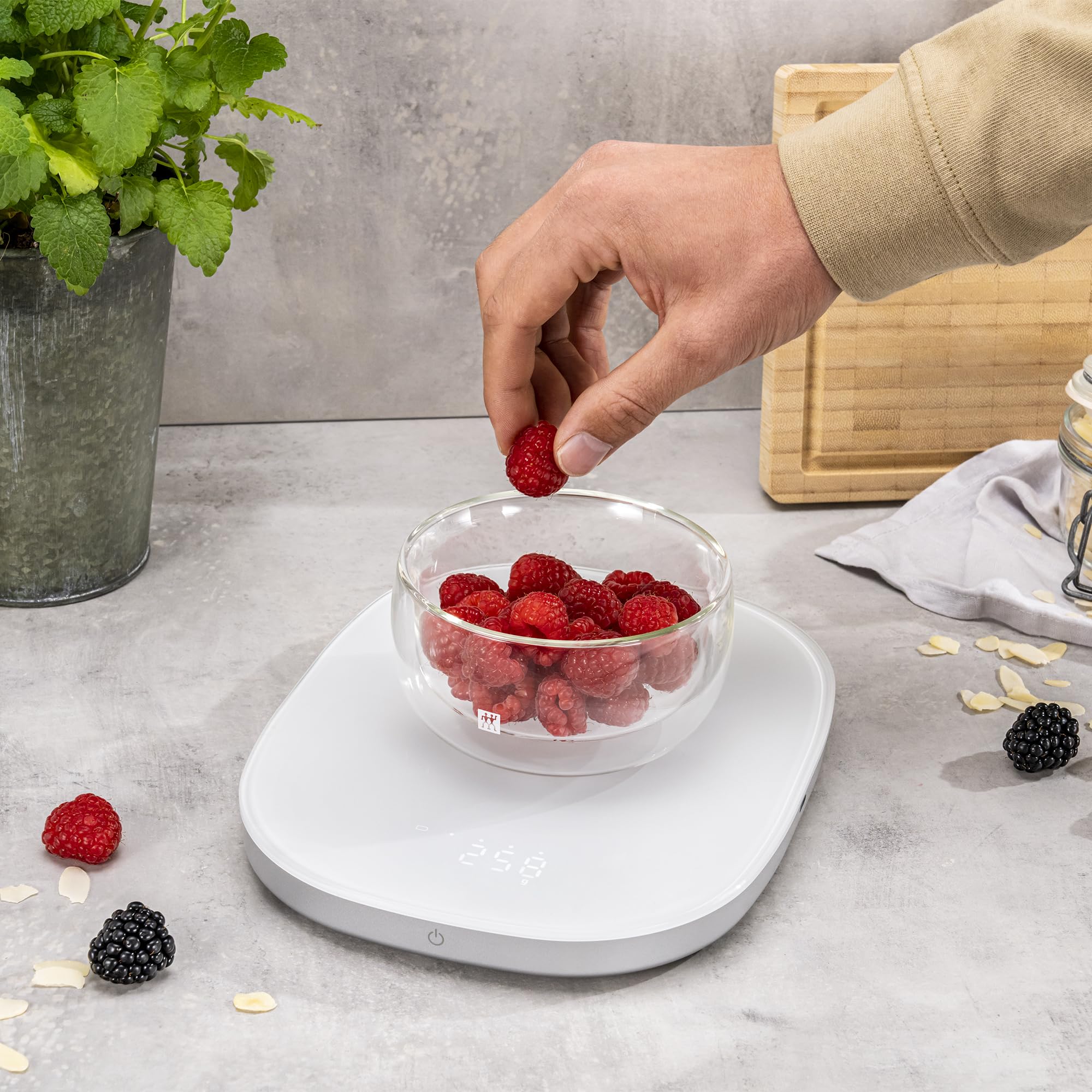 zwilling-enfinigy-2-in-1-digital-kitchen-food-scale-with-wireless-charging-stati image 4