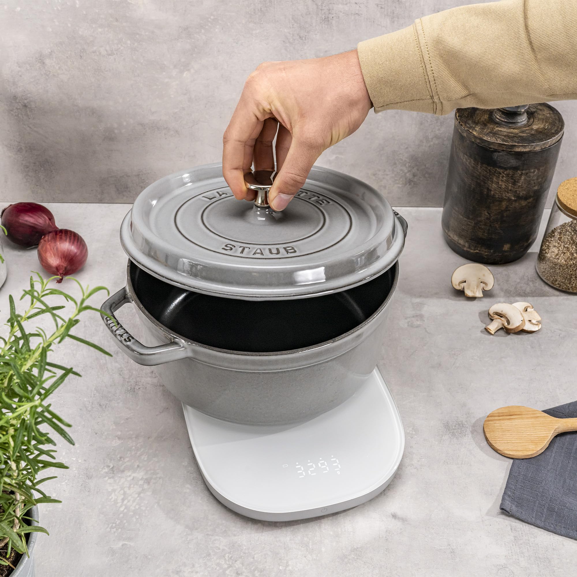zwilling-enfinigy-2-in-1-digital-kitchen-food-scale-with-wireless-charging-stati image 8