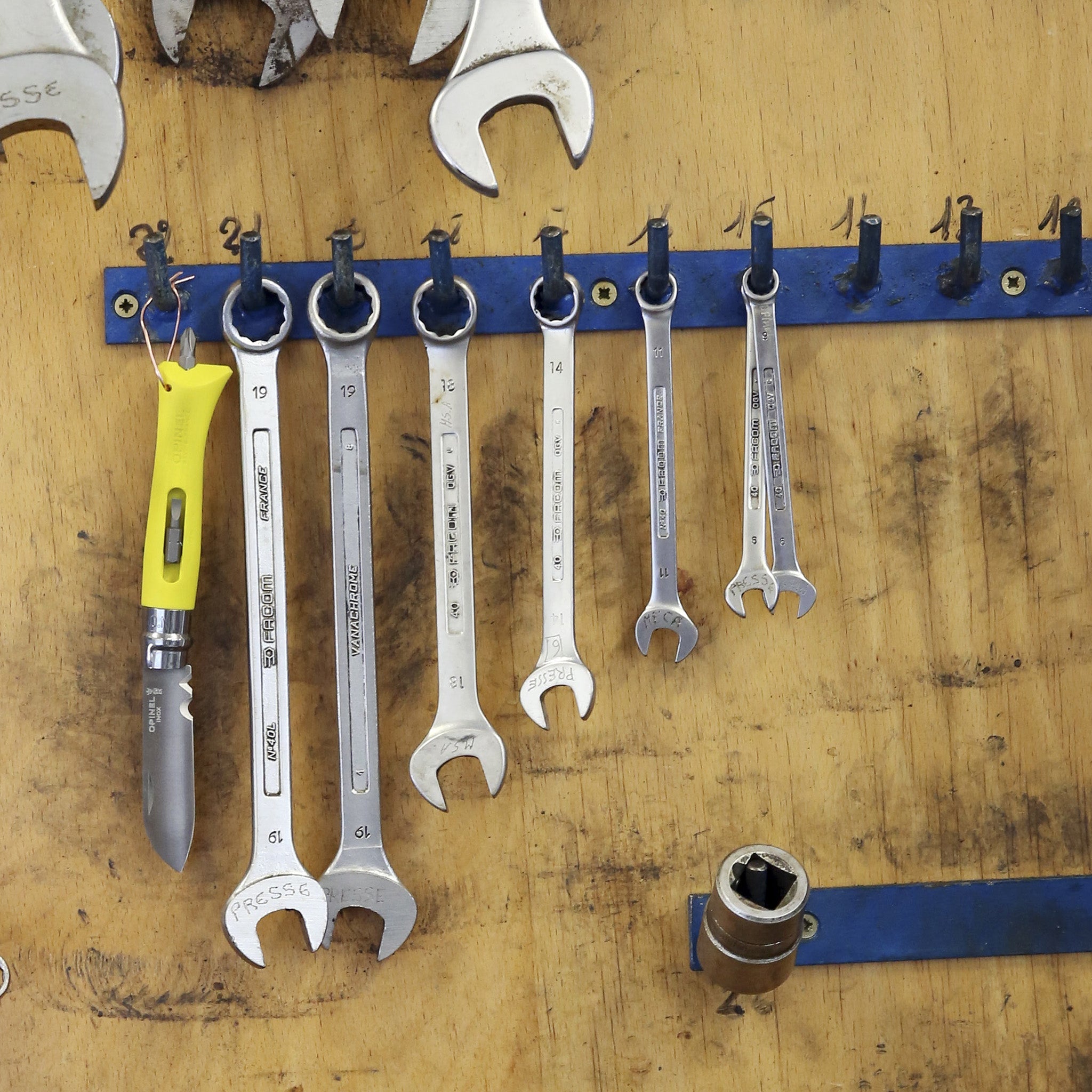 opinel-no-09-diy-folding-utility-knife-with-screwdriver-and-magnetic-bit-holder image 4