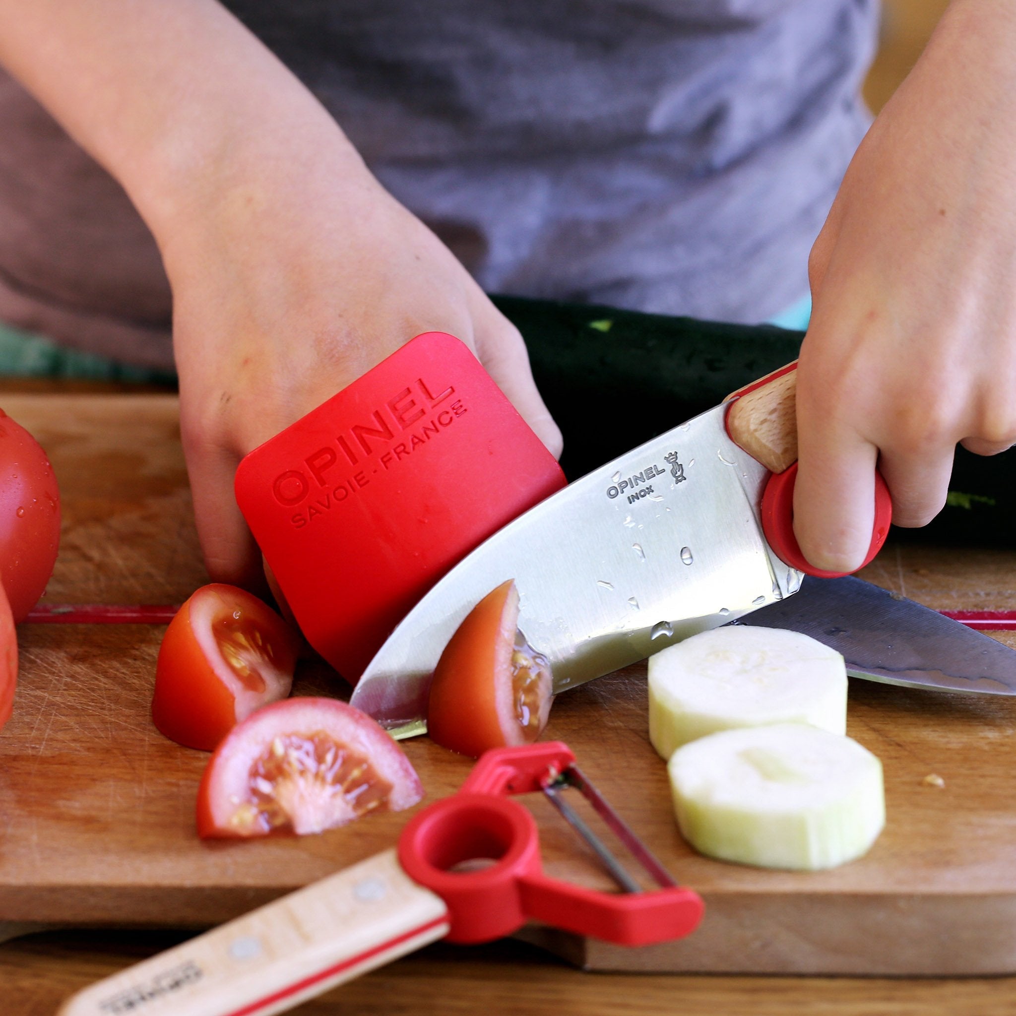 opinel-start-them-young-kit-kids-kitchen-safety-set-with-apron-finger-guard-peel image 3