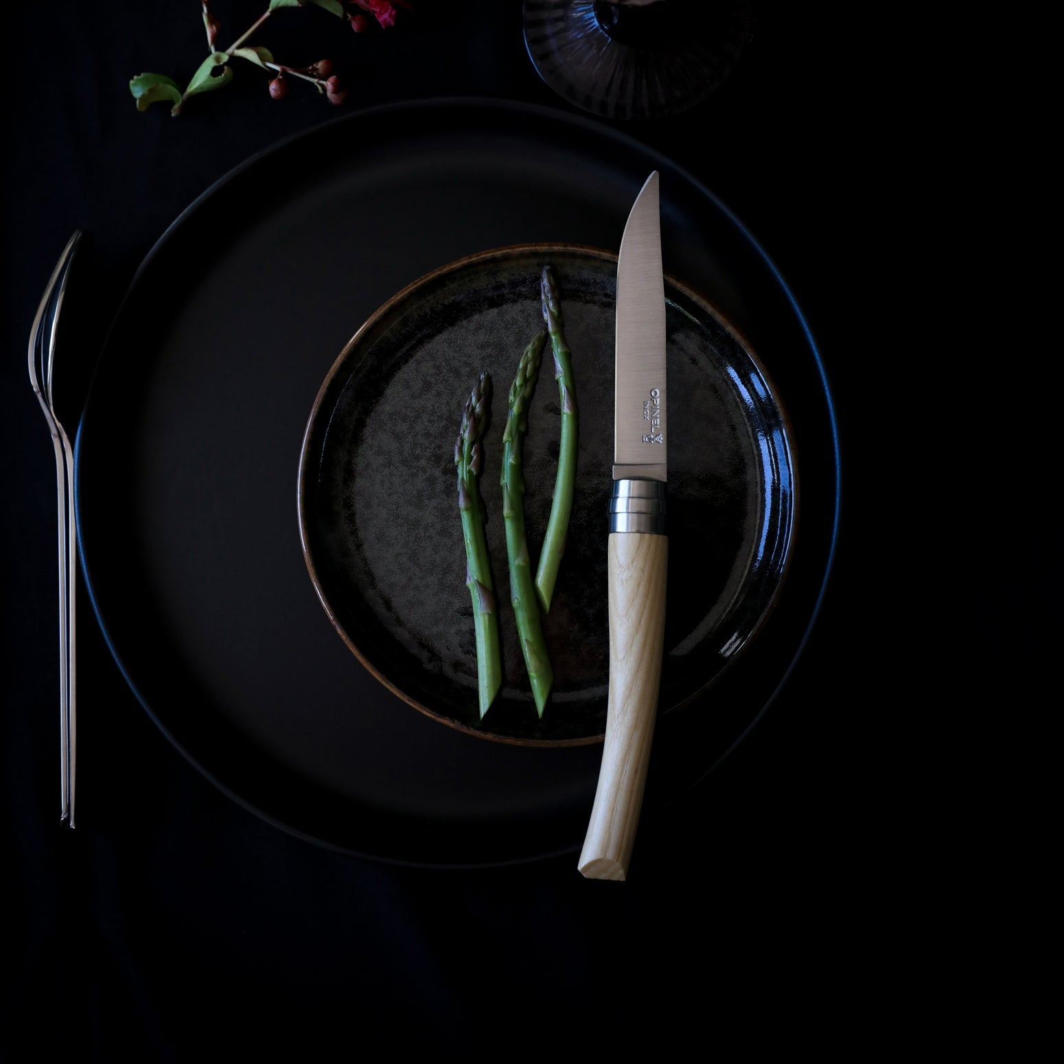opinel-table-chic-steak-knives-set-of-6-with-wood-handles-and-yatagan-blades image 7
